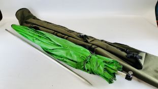 A FISHING UMBRELLA AND CARRY CASE.