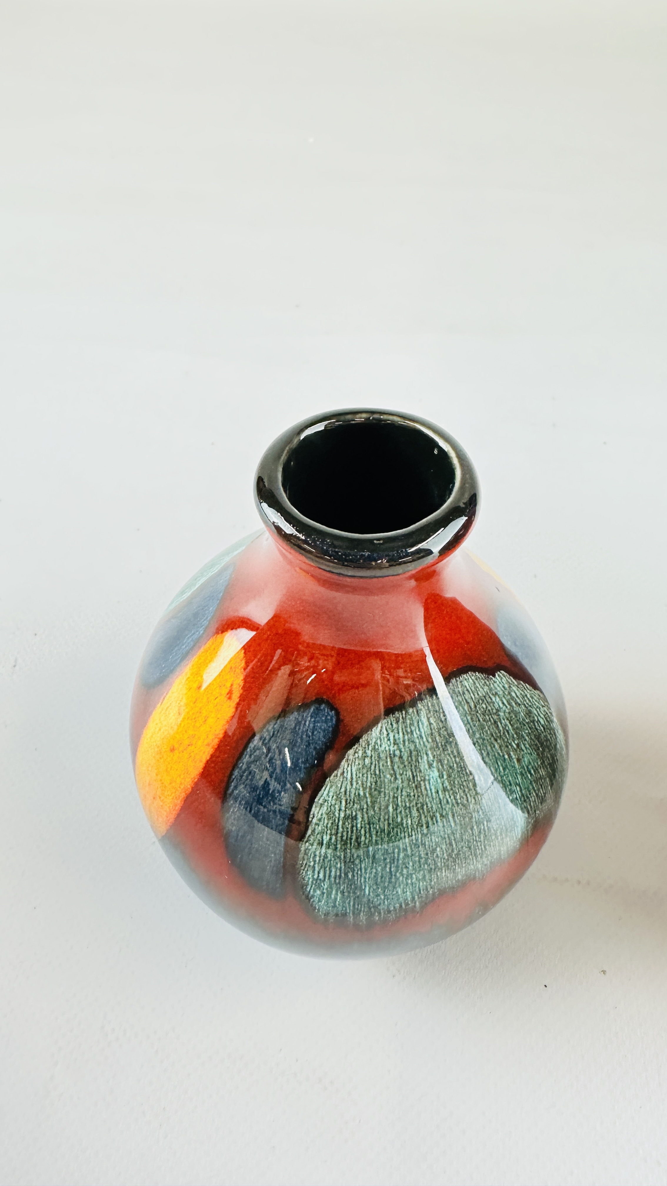 TWO POOLE POTTERY "LIVING GLAZE" VASES TO INCLUDE A VOLCANO EXAMPLE H 15CM. - Image 3 of 6