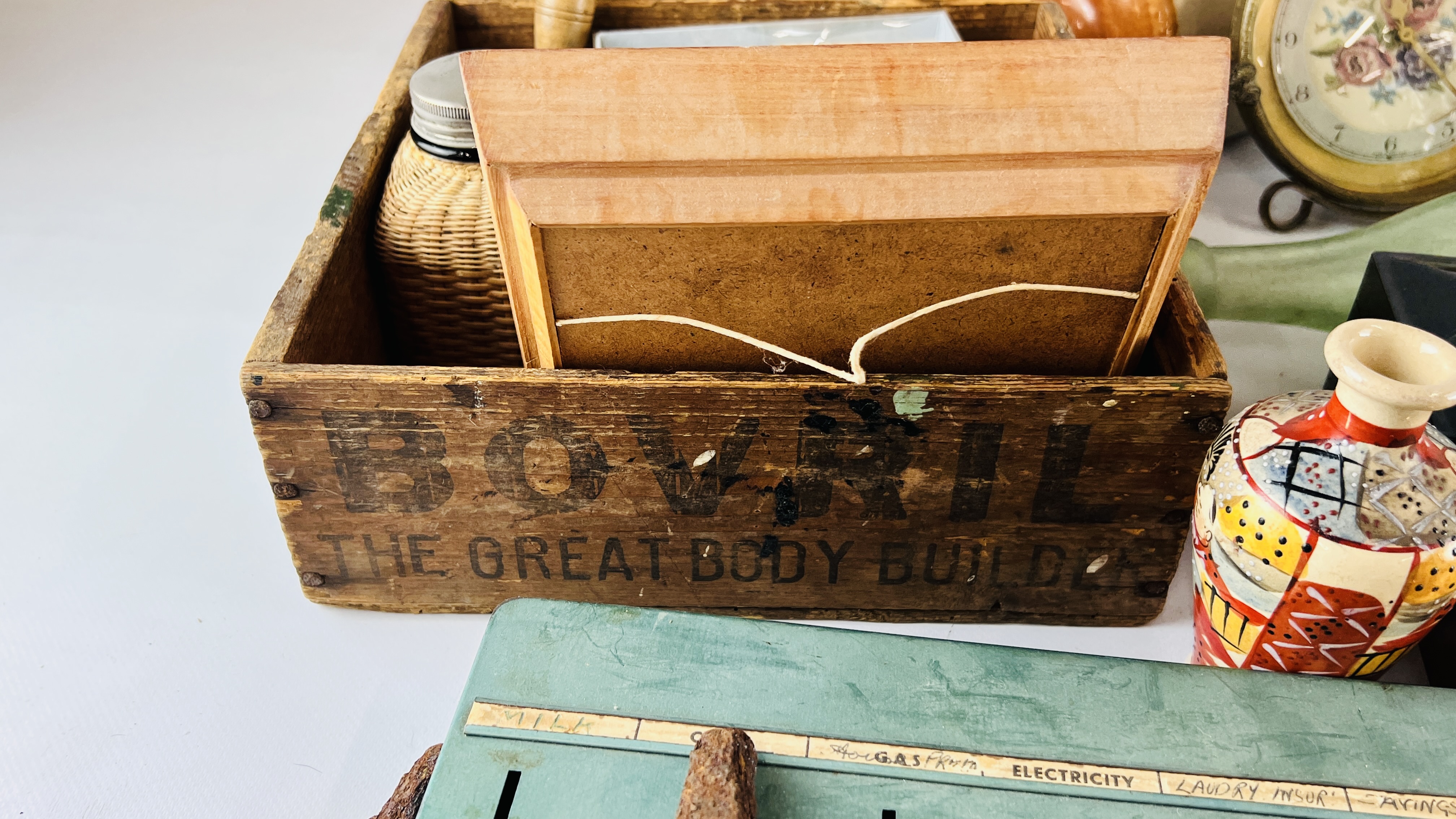 2 X BOXES OF COLLECTABLES TO INCLUDE GLASS AND STONEWARE BOTTLES ONE MARKED H. - Image 6 of 14