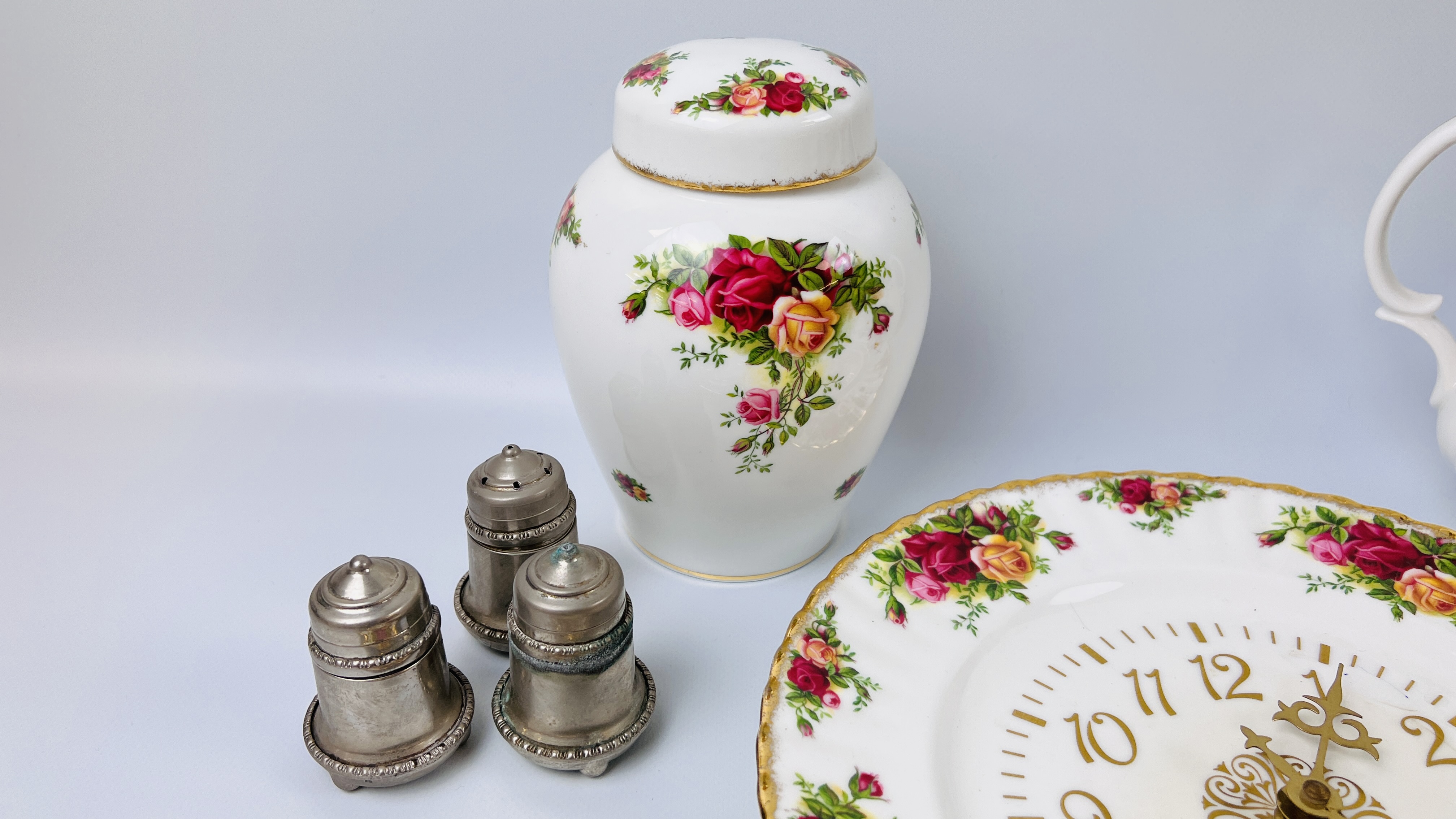 APPROXIMATELY 80 PIECES OF ROYAL ALBERT OLD COUNTRY ROSE TEA AND DINNER WARE AND CABINET ORNAMENTS - Image 3 of 15