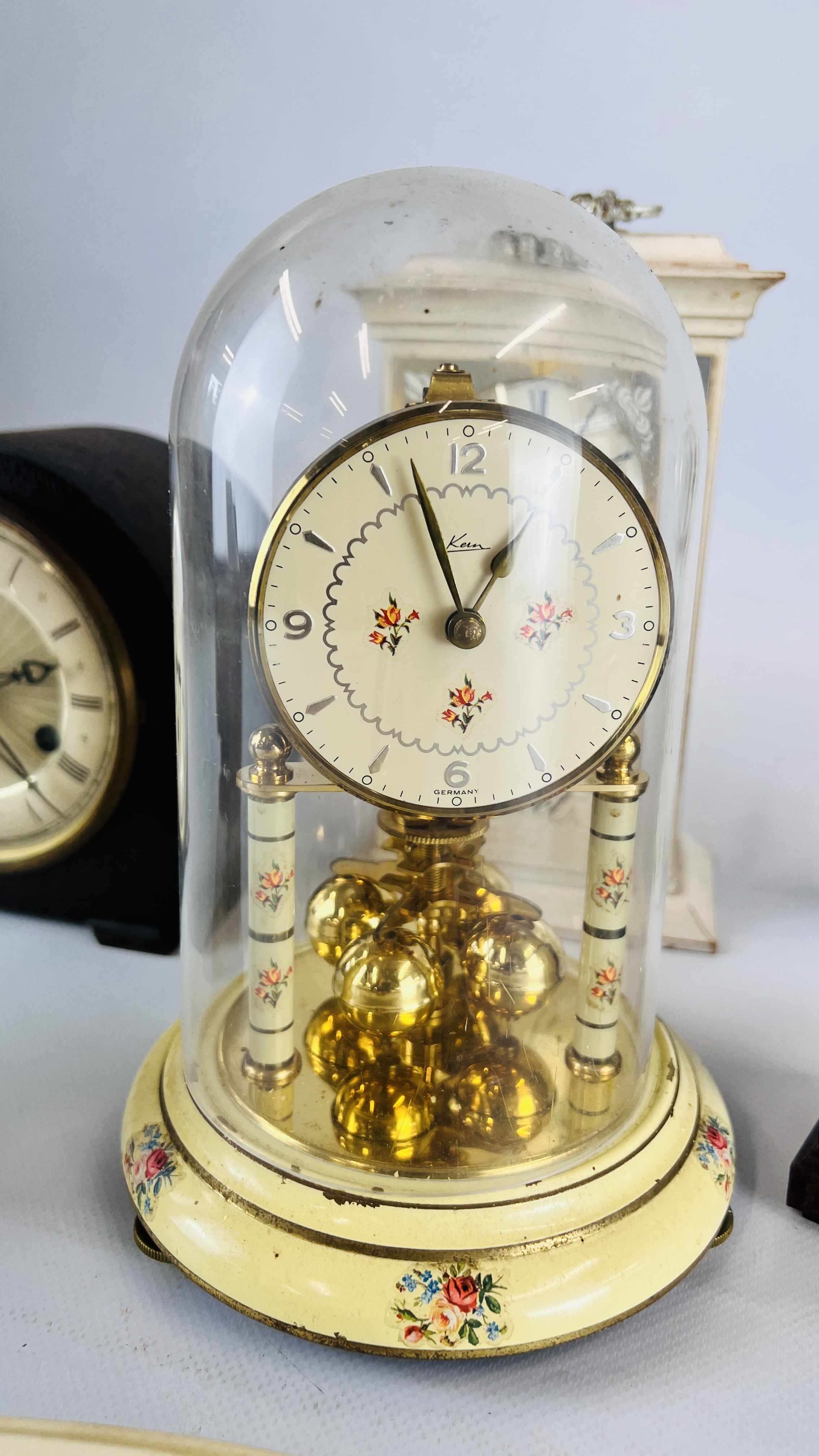 A GROUP OF 7 ASSORTED VINTAGE CLOCKS TO INCLUDE AN OAK CASED SMITHS MANTEL CLOCK, - Image 4 of 8
