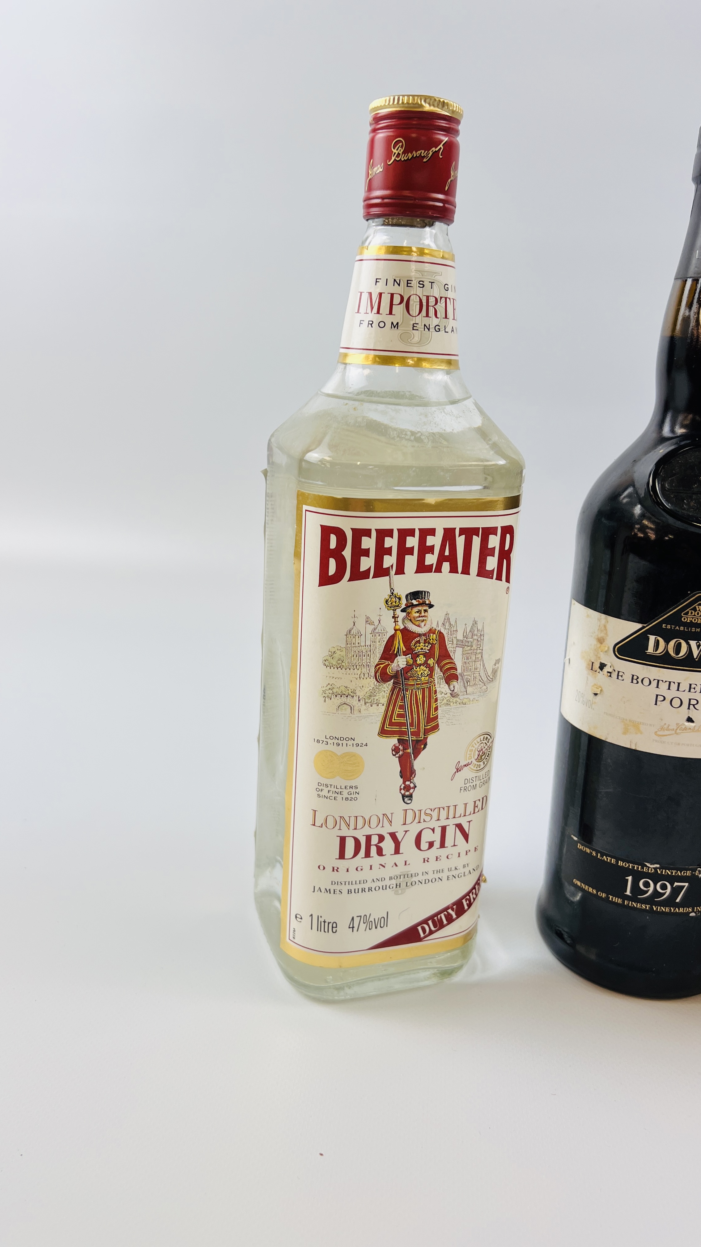 3 X BOTTLES OF SPIRITS TO INCLUDE 1 X 1 LITRE BEEFEATER DRY GIN, - Image 2 of 4