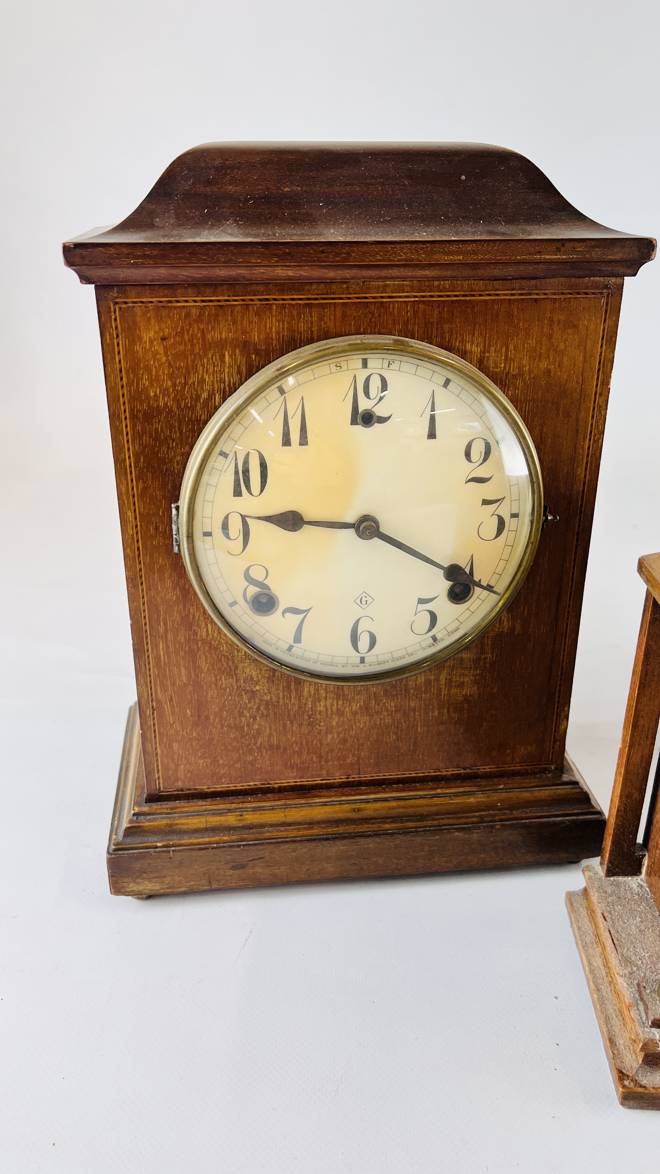 A GROUP OF THREE VINTAGE MANTEL CLOCKS TO INCLUDE AN EDWARDIAN AND ART DECO EXAMPLE. - Image 3 of 7