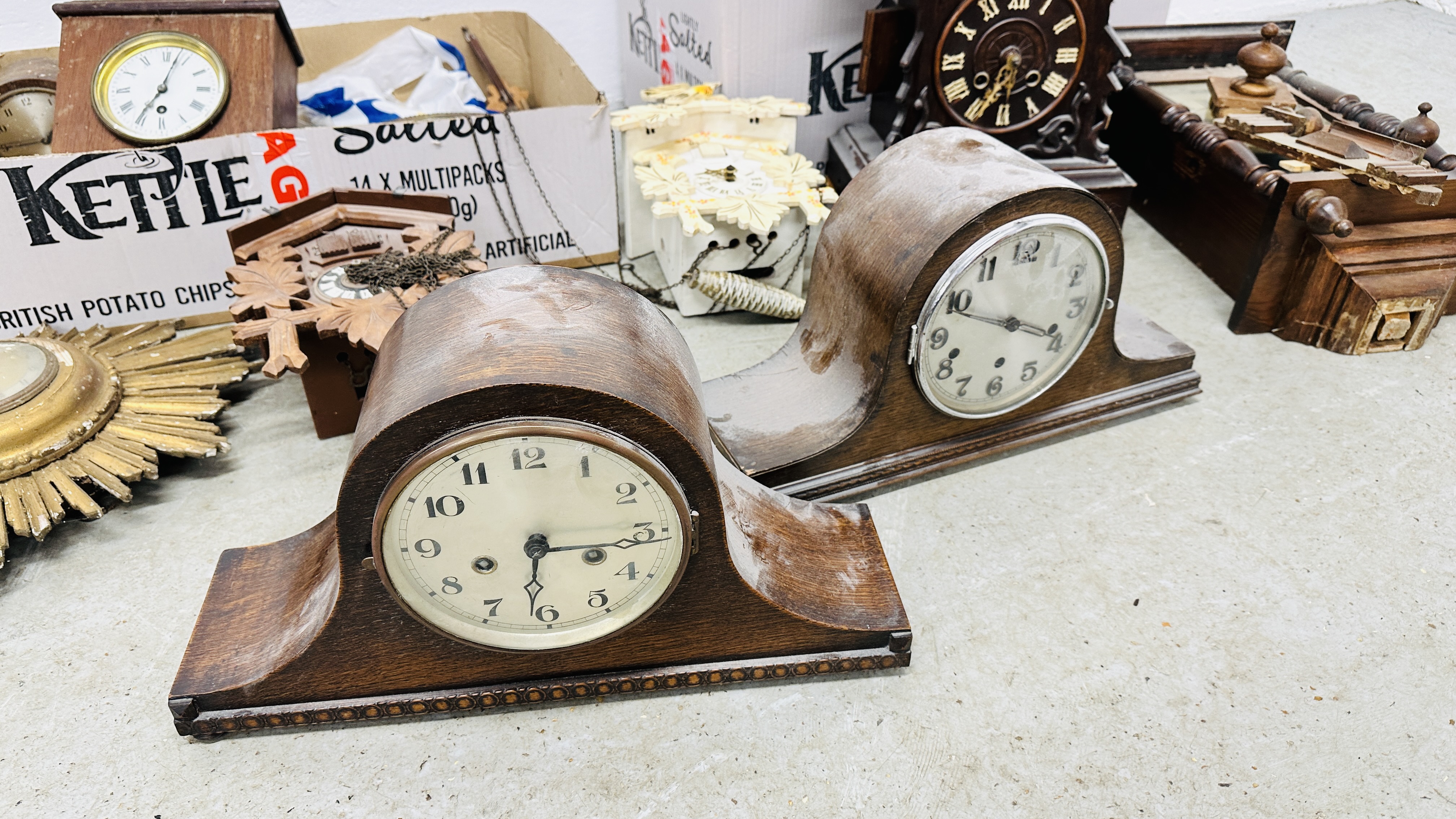 A GOOD COLLECTION OF VINTAGE CLOCKS AND CLOCK PARTS AND ACCESSORIES TO INCLUDE AN OAK CASED CUCKOO - Image 3 of 6