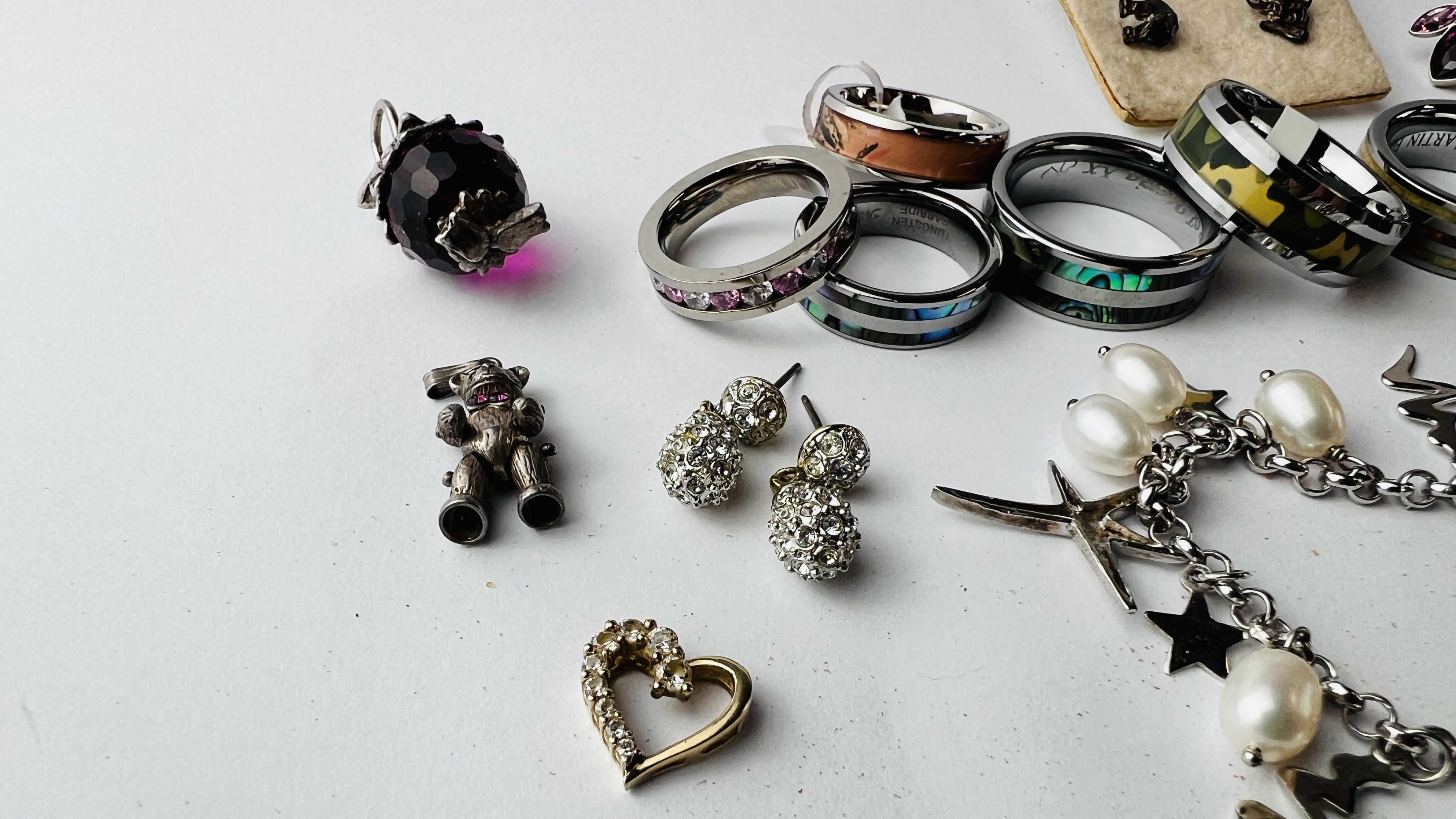 A GROUP OF ASSORTED JEWELLERY TO INCLUDE 6 RINGS MARKED TUNGSTEN, SILVER AND PEARL BRACELET, - Image 6 of 6