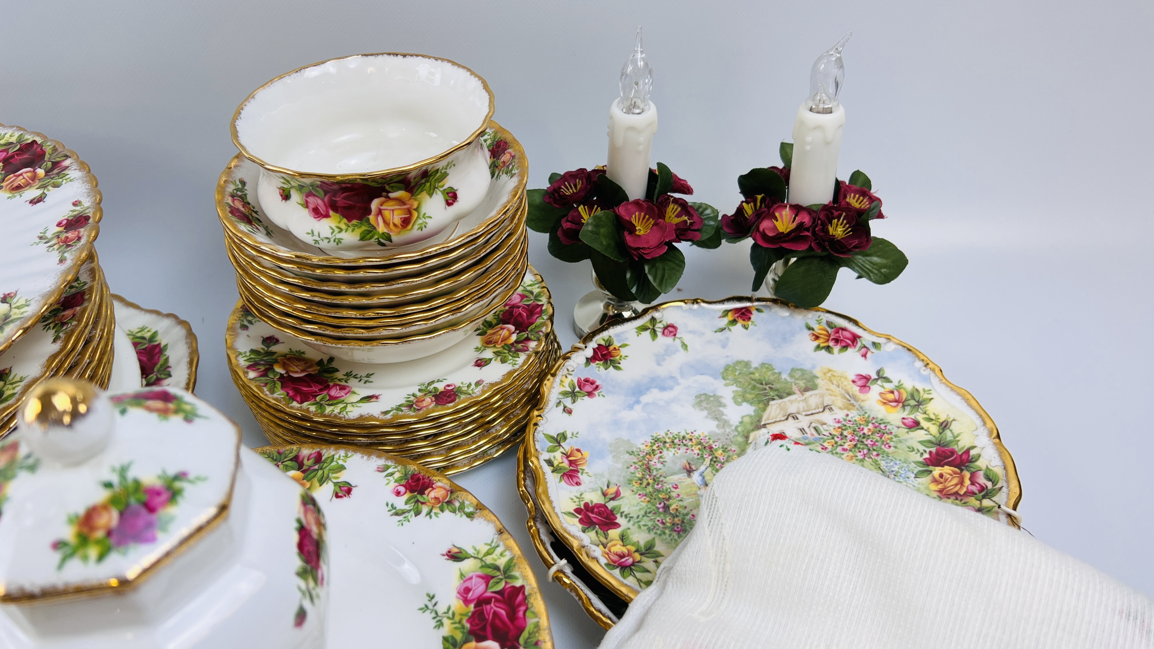 APPROXIMATELY 80 PIECES OF ROYAL ALBERT OLD COUNTRY ROSE TEA AND DINNER WARE AND CABINET ORNAMENTS - Image 13 of 15