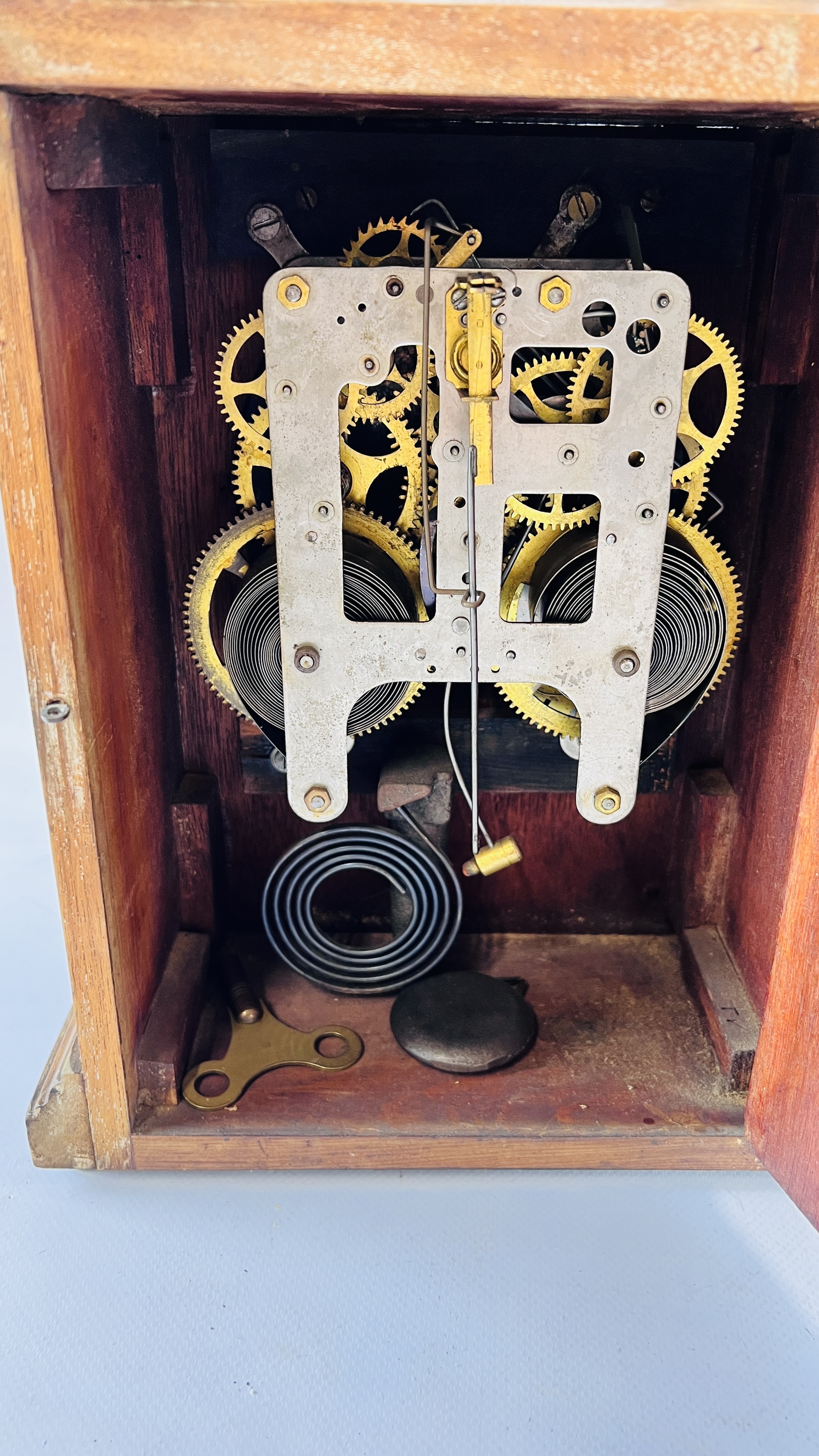 A GROUP OF THREE VINTAGE MANTEL CLOCKS TO INCLUDE AN EDWARDIAN AND ART DECO EXAMPLE. - Image 7 of 7