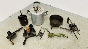 A GROUP OF VINTAGE KITCHENALIA TO INCLUDE TIN WARE MEAT PRESS, WAFFLE IRON & SIFTER,