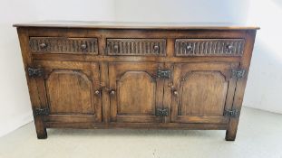 A REPRODUCTION OAK THREE DRAWER DRESSER WITH CUPBOARDS BELOW, 167CM WIDE X 50CM D X 92CM H.