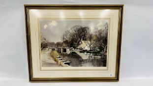 A ROWLAND HILDER "FLATFORD BRIDGE" RIVER STOUR FRAMED COLOURED PRINT - W 61 X H 46CM.