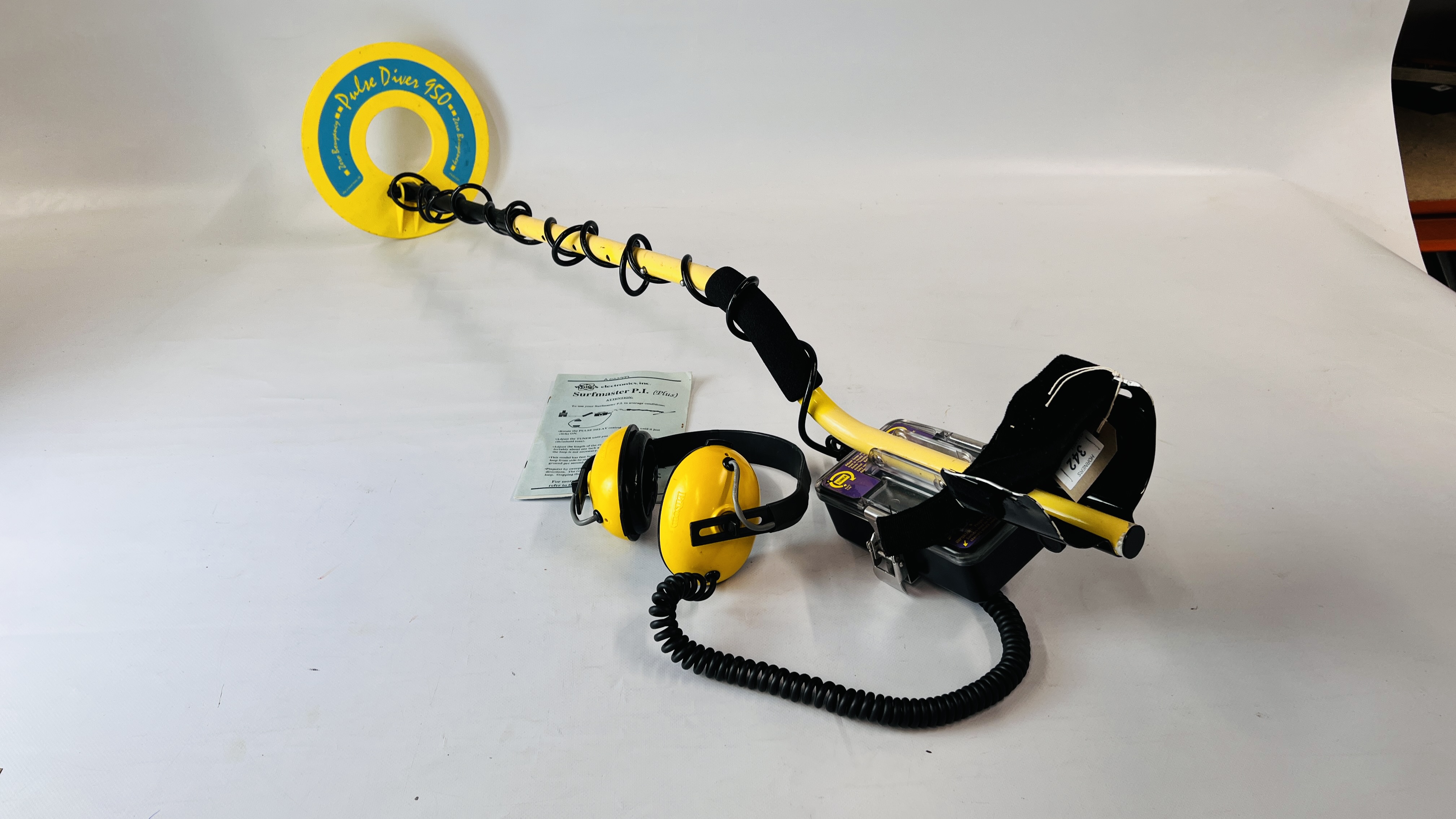 A WHITES SURFMASTER P1 PLUS METAL DETECTOR WITH PULSE DIVER 950 COIL AND BILSOM HEADPHONES AND