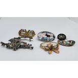 A GROUP OF 5 VINTAGE BROOCHES TO INCLUDE AN ENAMELLED EXAMPLE DEPICTING A STAGG IN A SNOW SCENE,