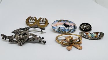 A GROUP OF 5 VINTAGE BROOCHES TO INCLUDE AN ENAMELLED EXAMPLE DEPICTING A STAGG IN A SNOW SCENE,