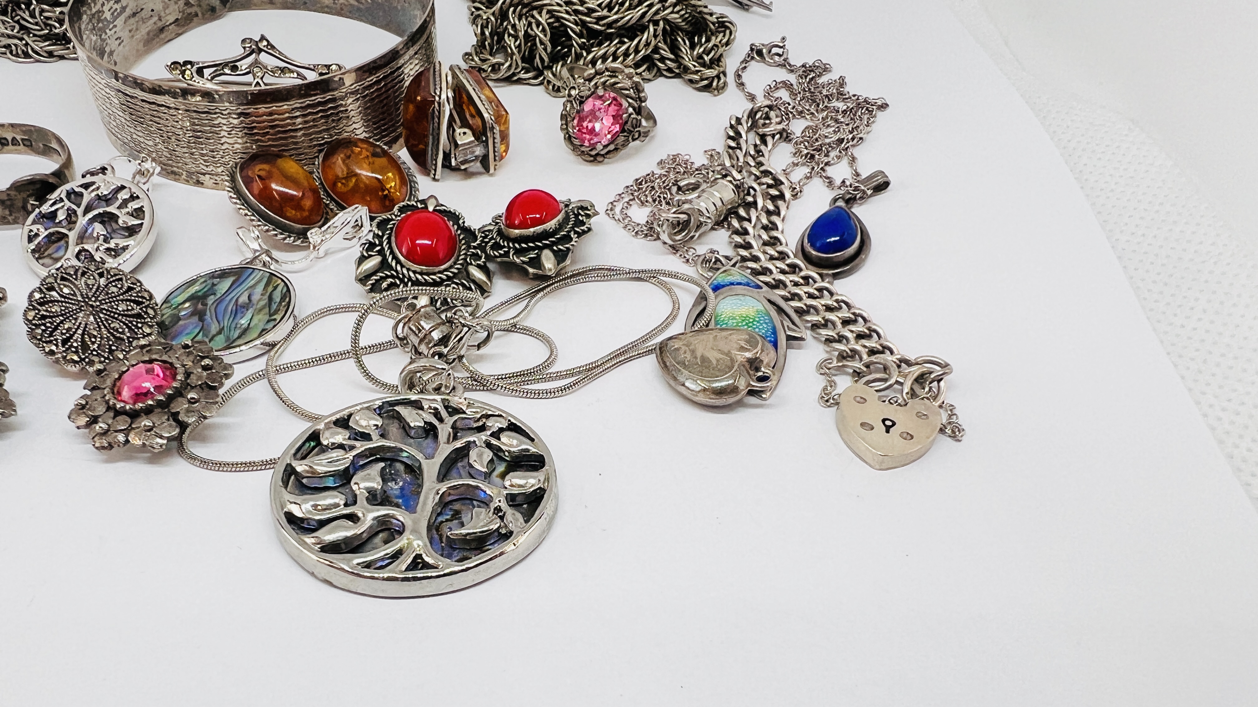 A GROUP OF ASSORTED SILVER AND WHITE METAL JEWELLERY TO INCLUDE A SILVER PADLOCK BRACELET, - Image 7 of 7
