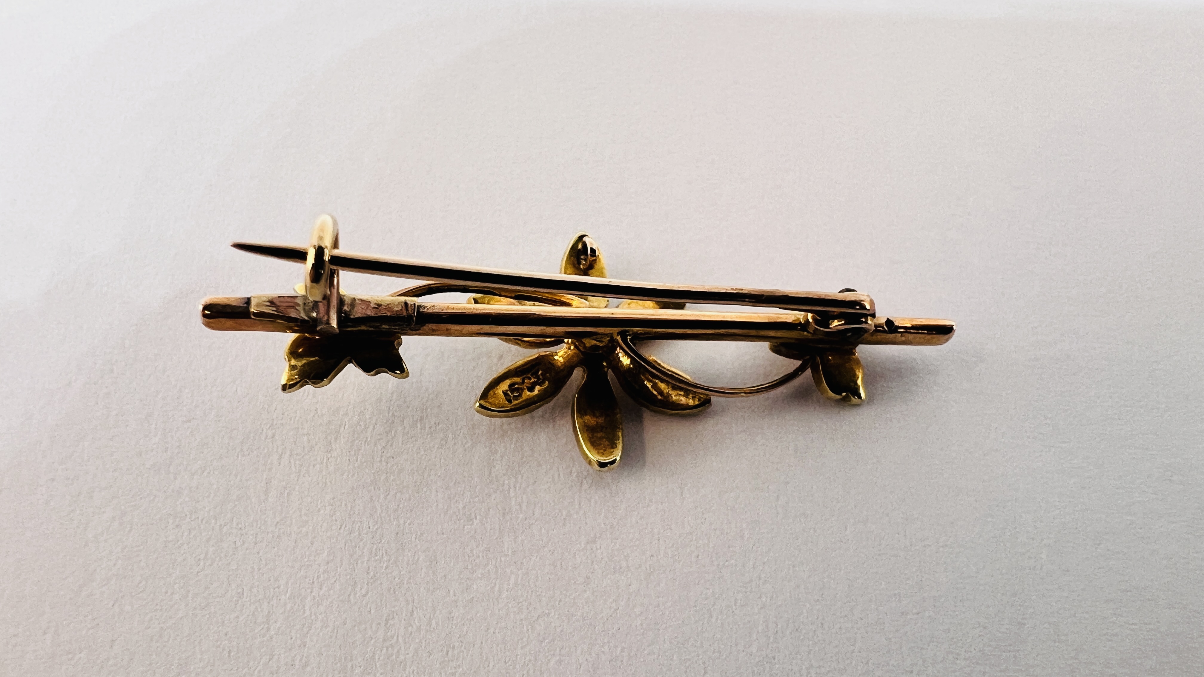 A VINTAGE 15CT GOLD FLOWER BROOCH SET WITH SEED PEARLS. - Image 5 of 6