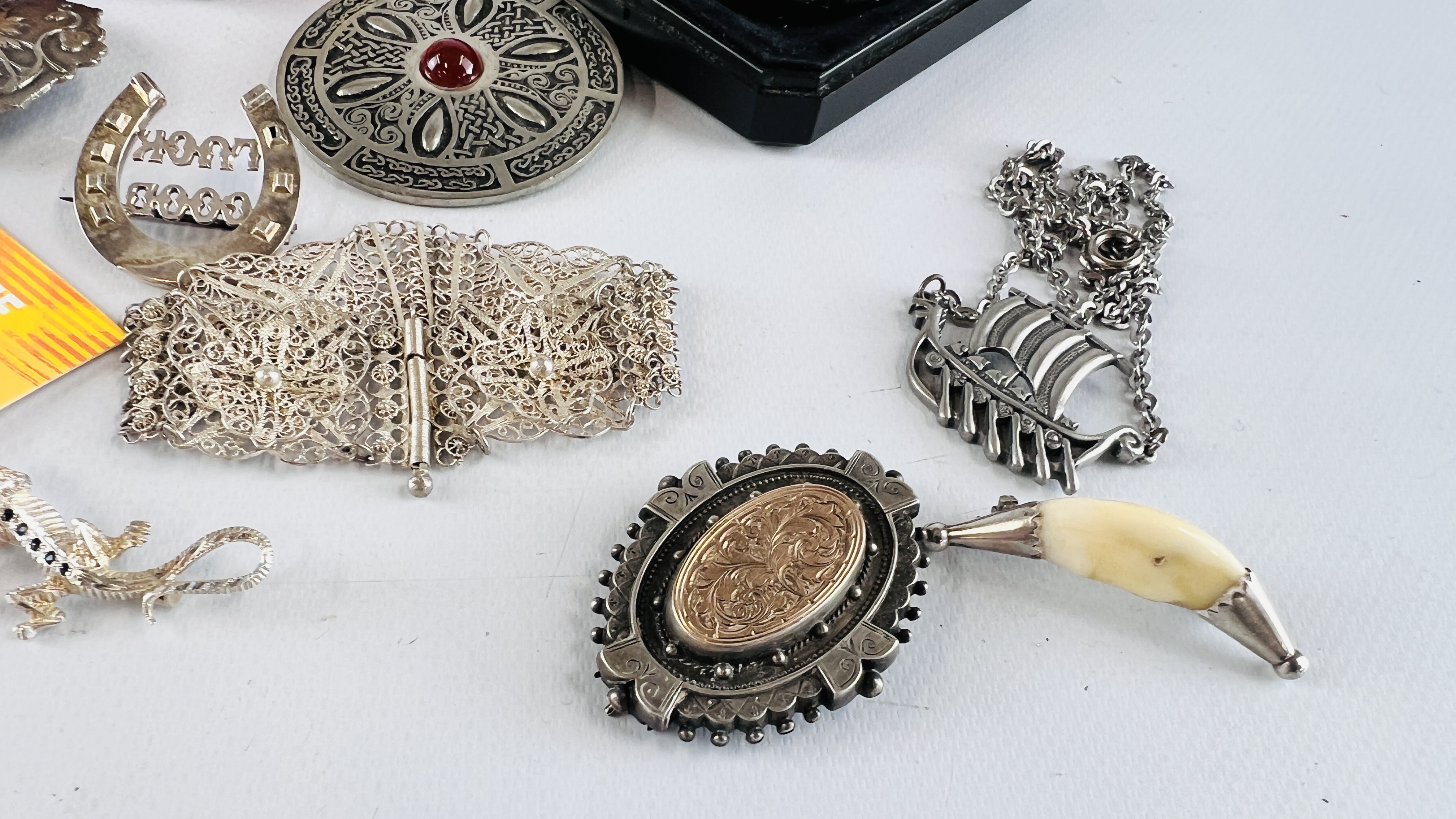 AN EXTENSIVE GROUP OF ASSORTED MODERN AND VINTAGE WHITE METAL AND SILVER JEWELLERY TO INCLUDE - Image 3 of 7