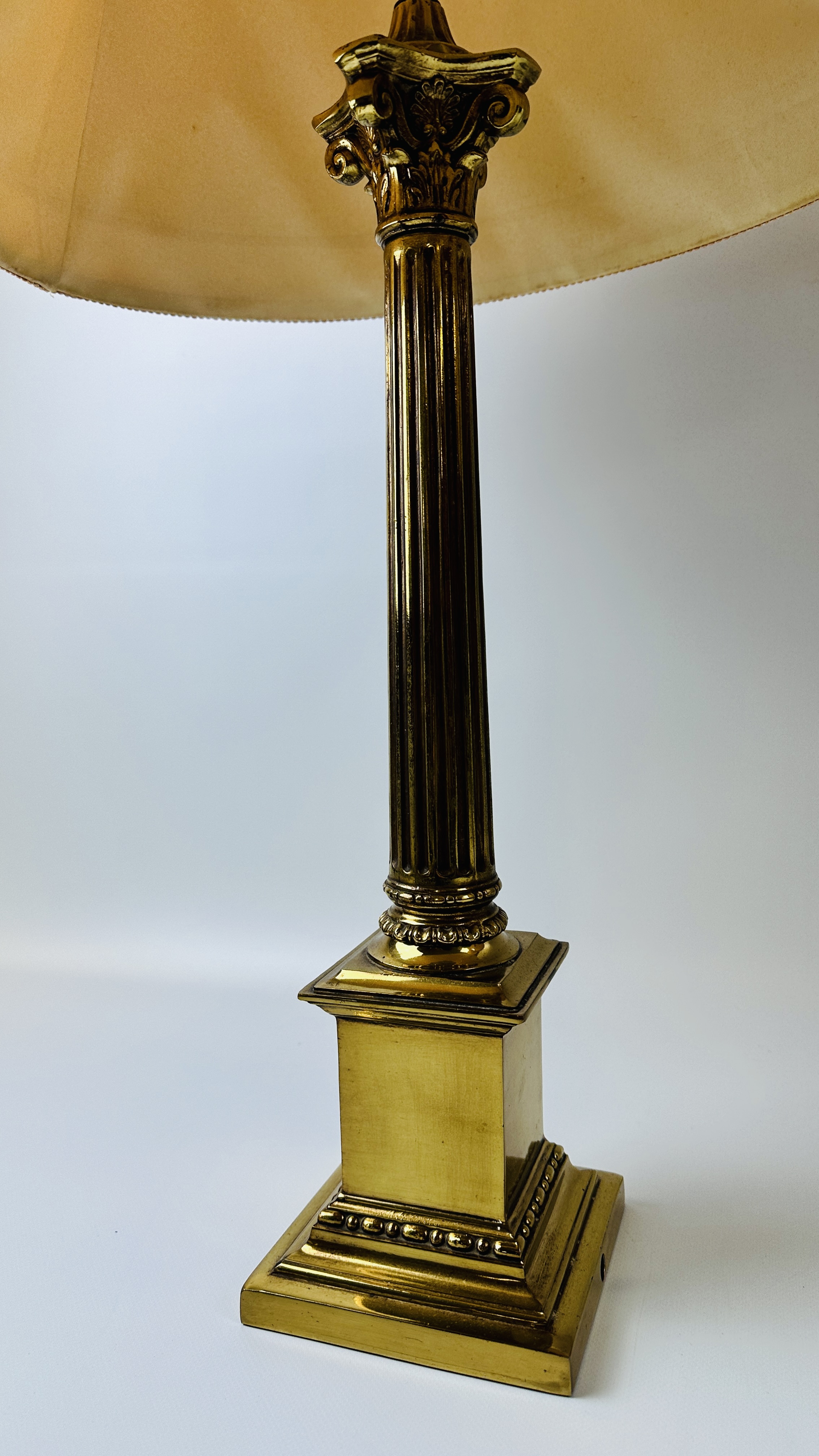 A PAIR OF HEAVY GILT FINISHED COLUMNED TABLE LAMPS - WIRES REMOVED. - Image 7 of 8