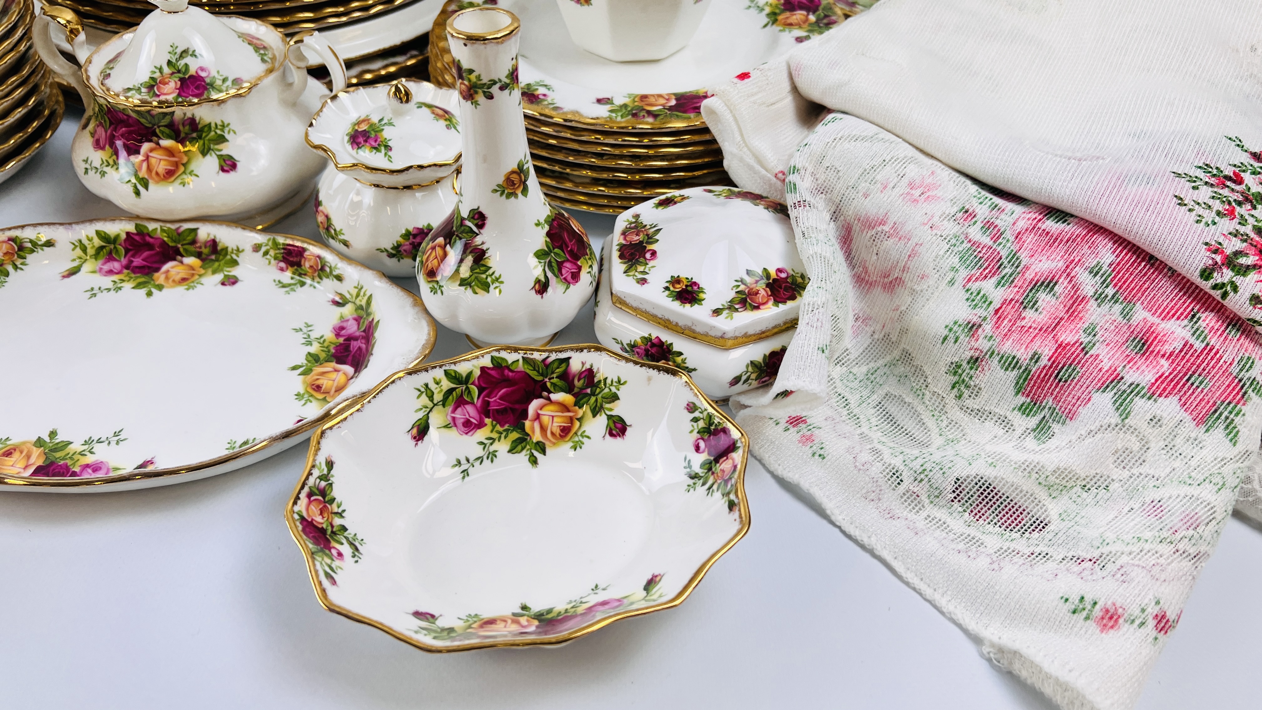 APPROXIMATELY 80 PIECES OF ROYAL ALBERT OLD COUNTRY ROSE TEA AND DINNER WARE AND CABINET ORNAMENTS - Image 11 of 15