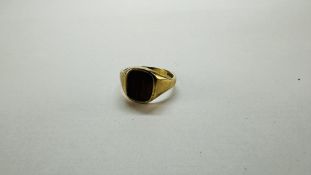 A 9CT GOLD SIGNET RING INSET WITH A TIGER'S EYE PANEL, BIRMINGHAM ASSAY.