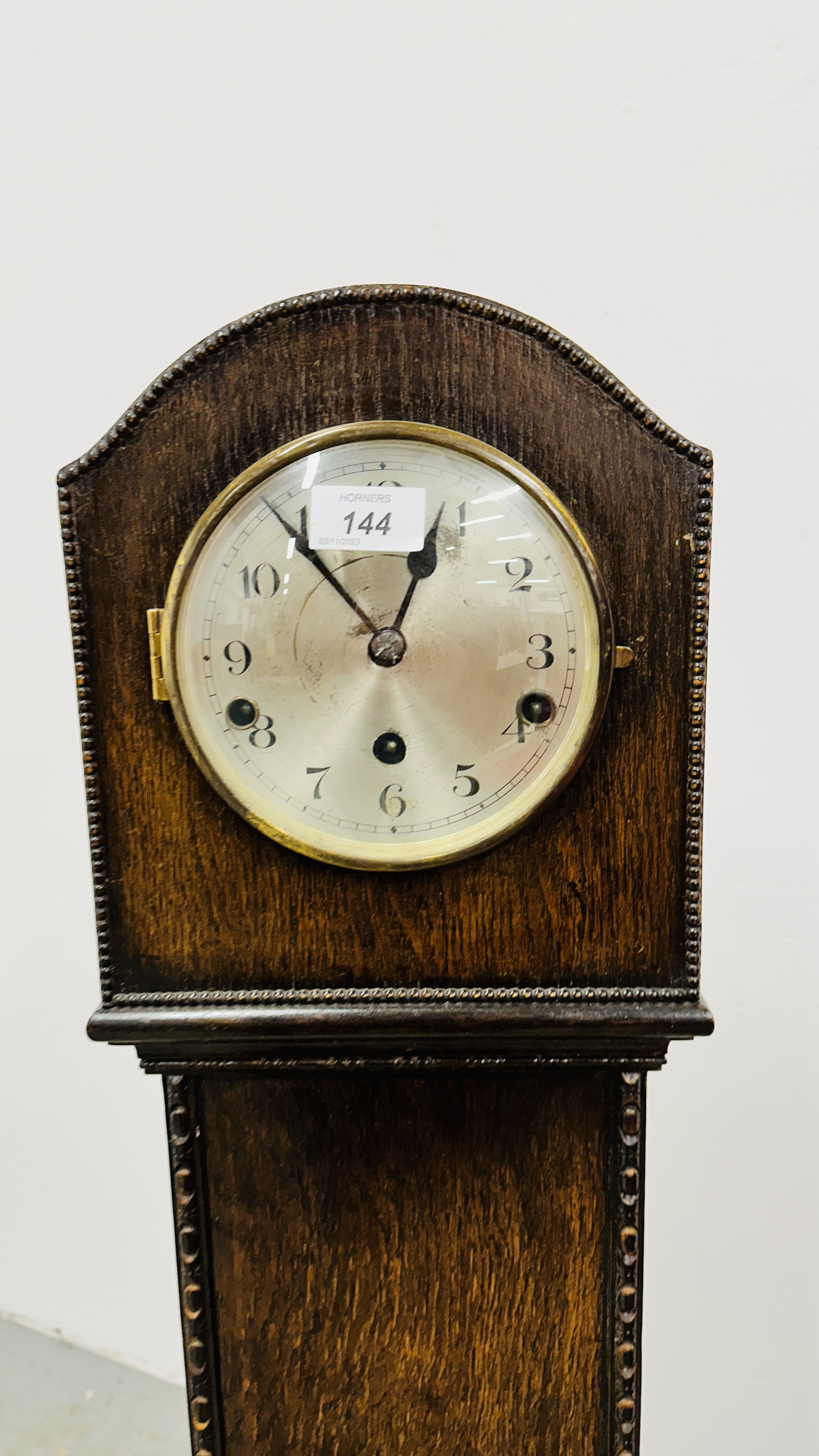 A VINTAGE OAK CASED GRANDMOTHER CLOCK. - Image 3 of 5