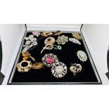 A COLLECTION OF 18 ASSORTED VINTAGE MODERN BROOCHES.