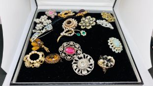 A COLLECTION OF 18 ASSORTED VINTAGE MODERN BROOCHES.