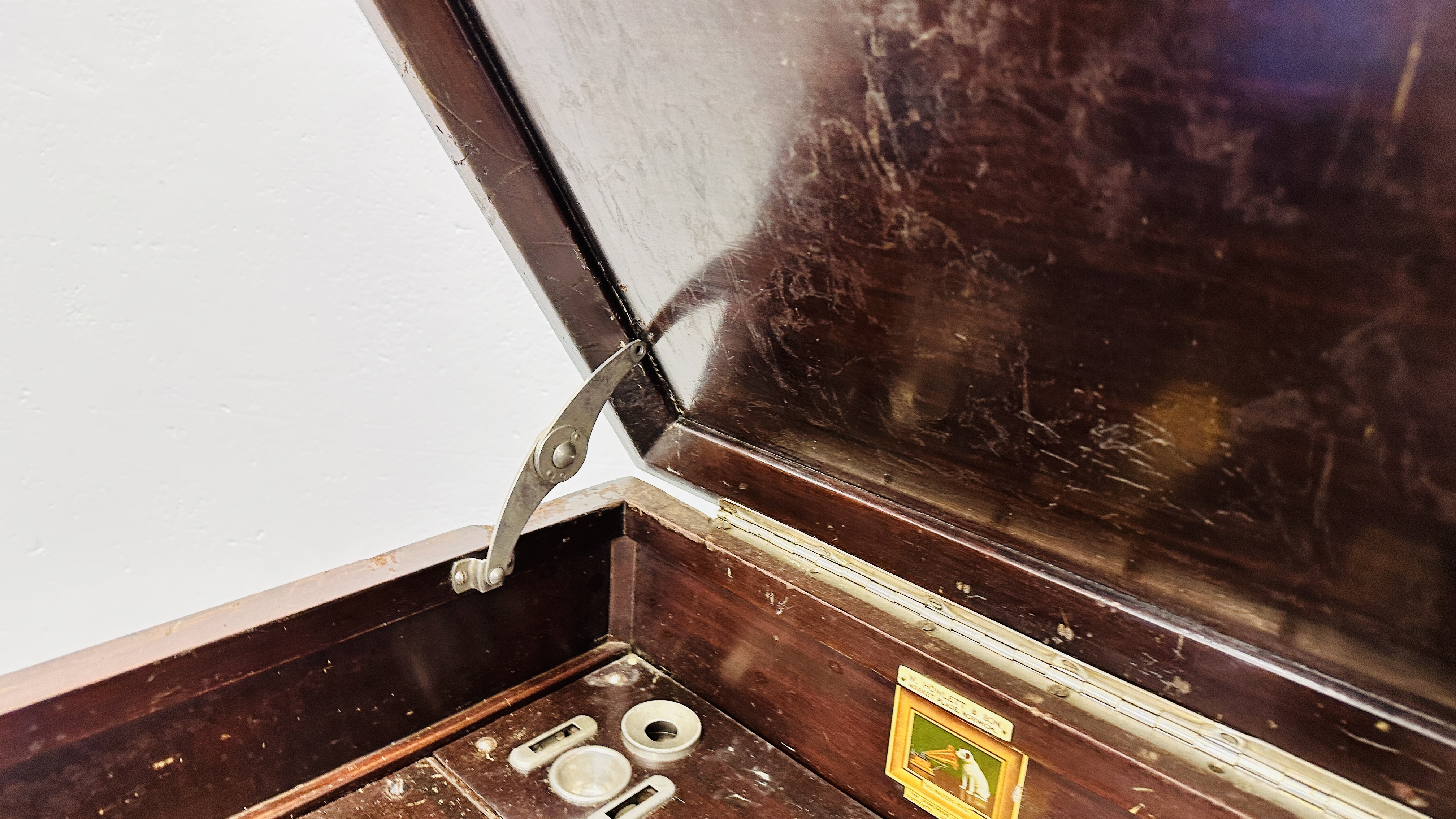 A VINTAGE "HIS MASTERS VOICE" GRAMOPHONE IN A FITTED MAHOGANY FINISH MUSIC CABINET BY W. - Image 5 of 11