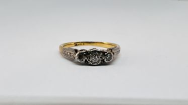 A YELLOW METAL 3 STONE DIAMOND RING (RUBBED MARKS).