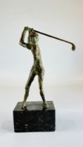 A BRONZE STUDY OF A SWINGING GOLFER ON A MARBLE BASE - H 35CM.