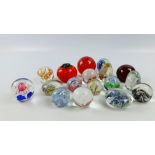 A GROUP OF 16 ASSORTED ART GLASS PAPERWEIGHTS TO INCLUDE CAITHNESS EXAMPLES.