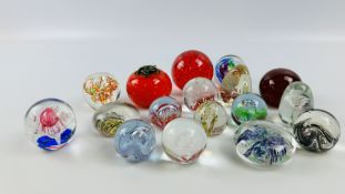 A GROUP OF 16 ASSORTED ART GLASS PAPERWEIGHTS TO INCLUDE CAITHNESS EXAMPLES.
