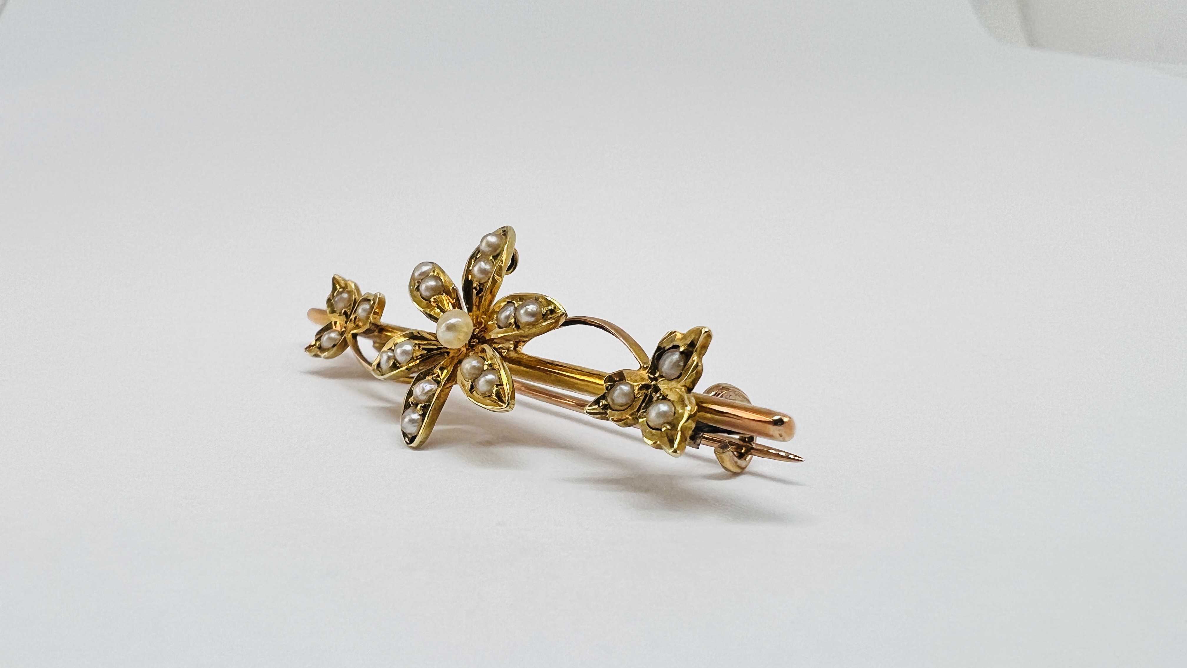 A VINTAGE 15CT GOLD FLOWER BROOCH SET WITH SEED PEARLS. - Image 3 of 6