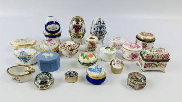 A GROUP OF 19 ASSORTED TRINKET / PILL BOXES TO INCLUDE CROWN STAFFORDSHIRE,