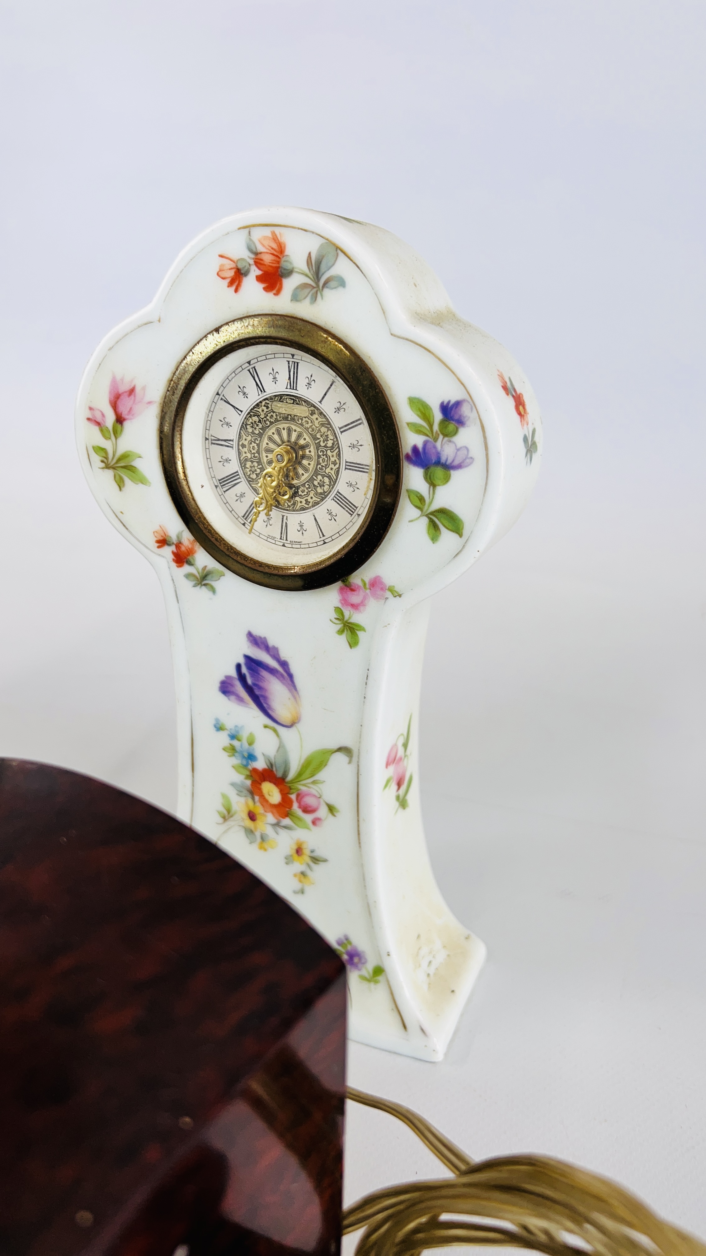 A GROUP OF 7 ASSORTED VINTAGE CLOCKS TO INCLUDE AN OAK CASED SMITHS MANTEL CLOCK, - Image 8 of 8