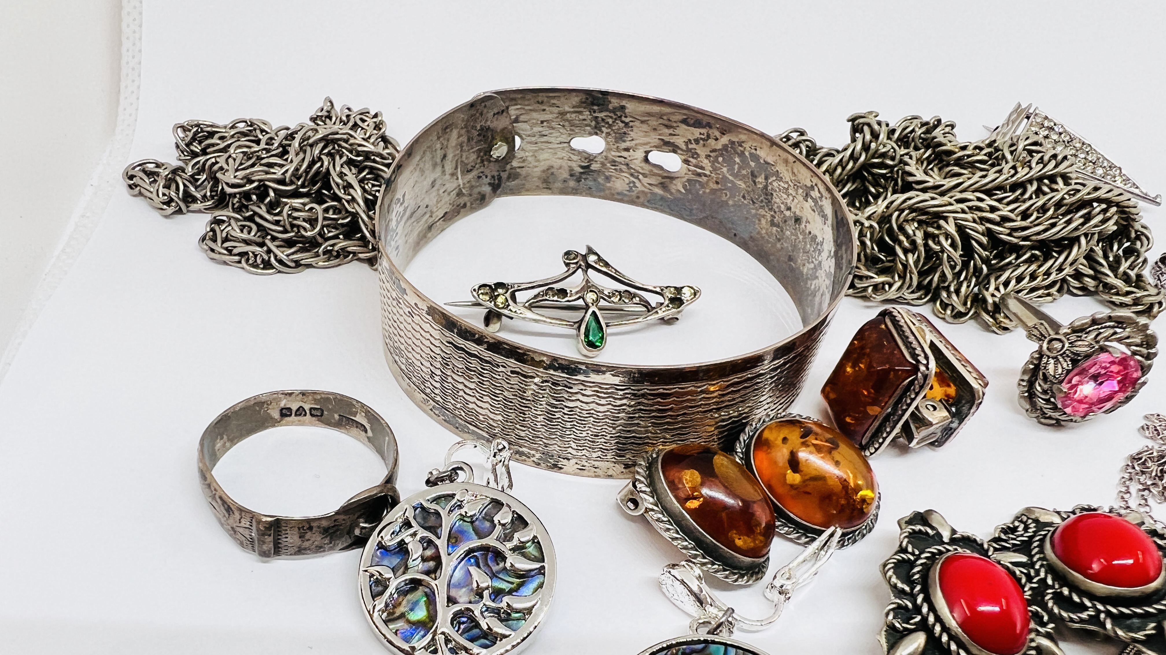 A GROUP OF ASSORTED SILVER AND WHITE METAL JEWELLERY TO INCLUDE A SILVER PADLOCK BRACELET, - Image 3 of 7