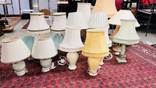 A GROUP OF 15 VARIOUS TABLE LAMPS INCLUDING DESIGNER GLASS, MODERN GLAZED POTTERY, METAL CRAFT,