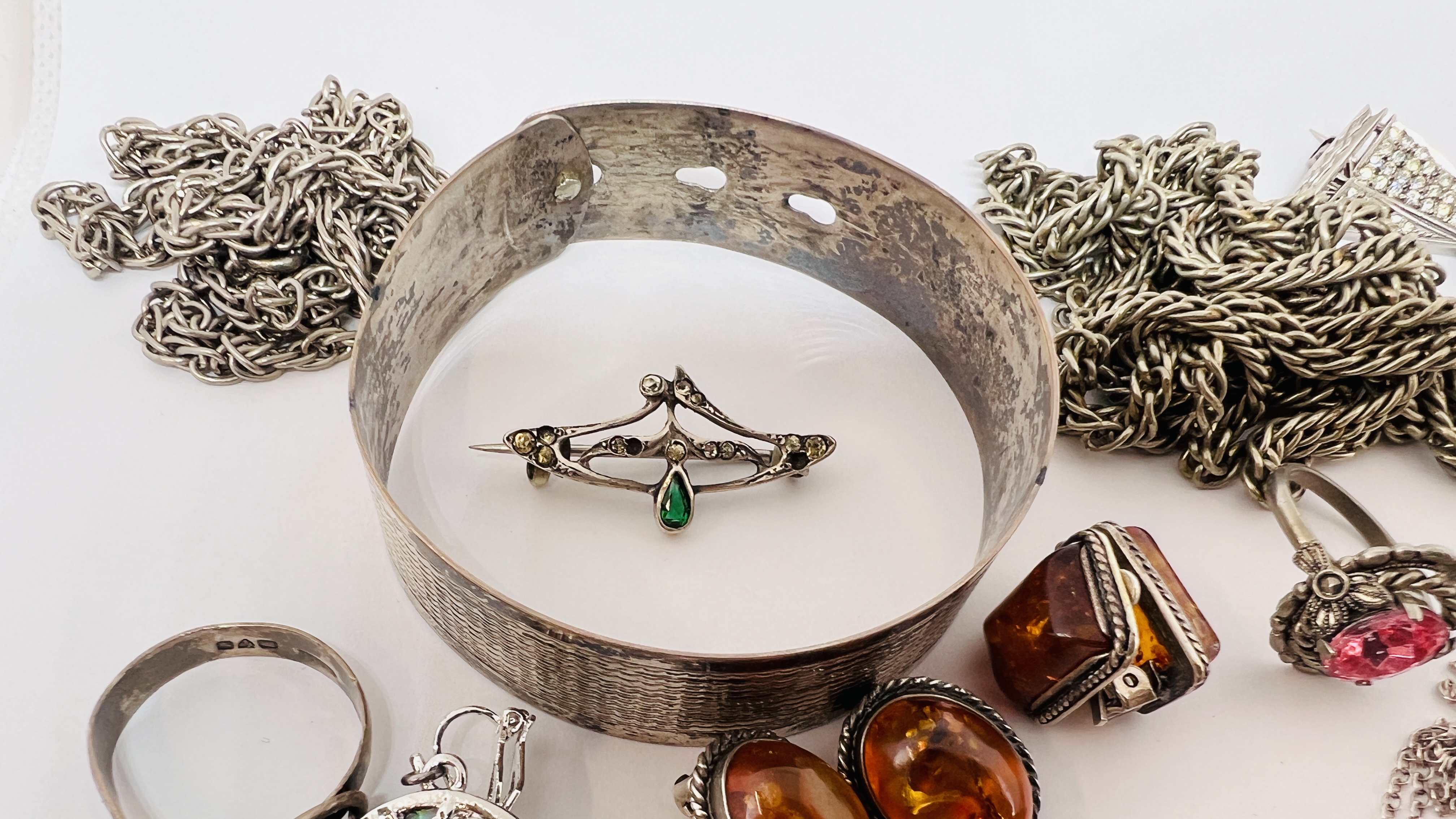 A GROUP OF ASSORTED SILVER AND WHITE METAL JEWELLERY TO INCLUDE A SILVER PADLOCK BRACELET, - Image 4 of 7