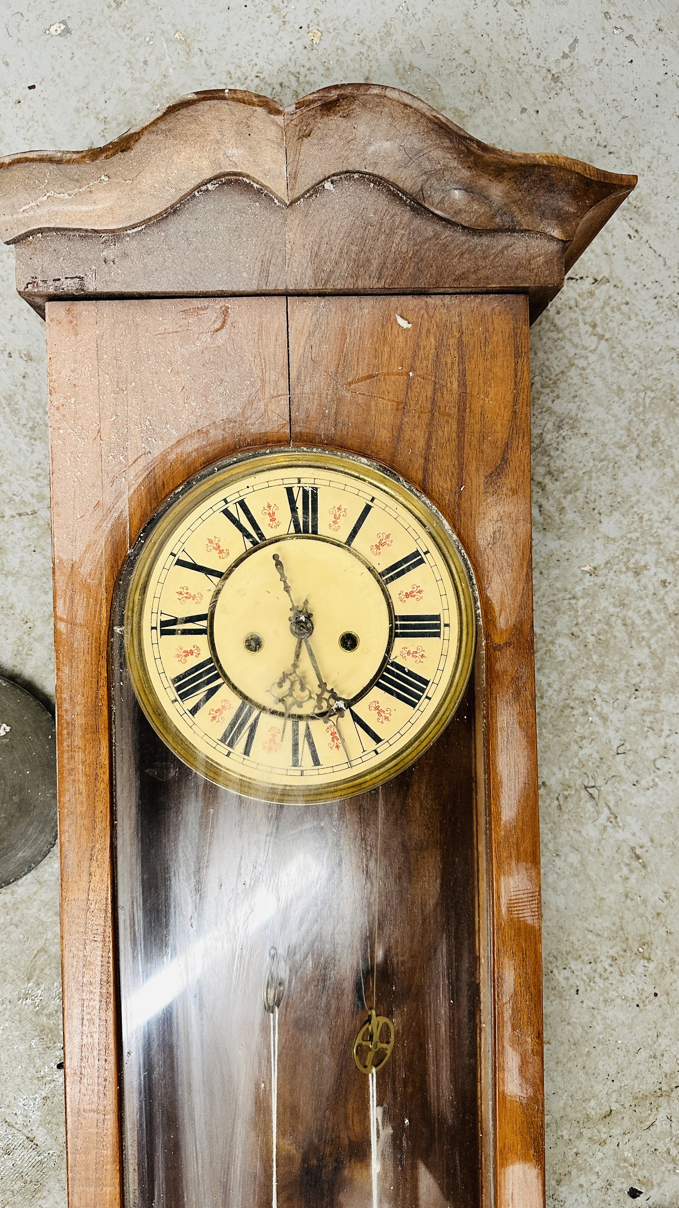 AN ANTIQUE MAHOGANY CASED VIENNA WALL CLOCK AND PENDULUM. H 106CM. - Image 2 of 5