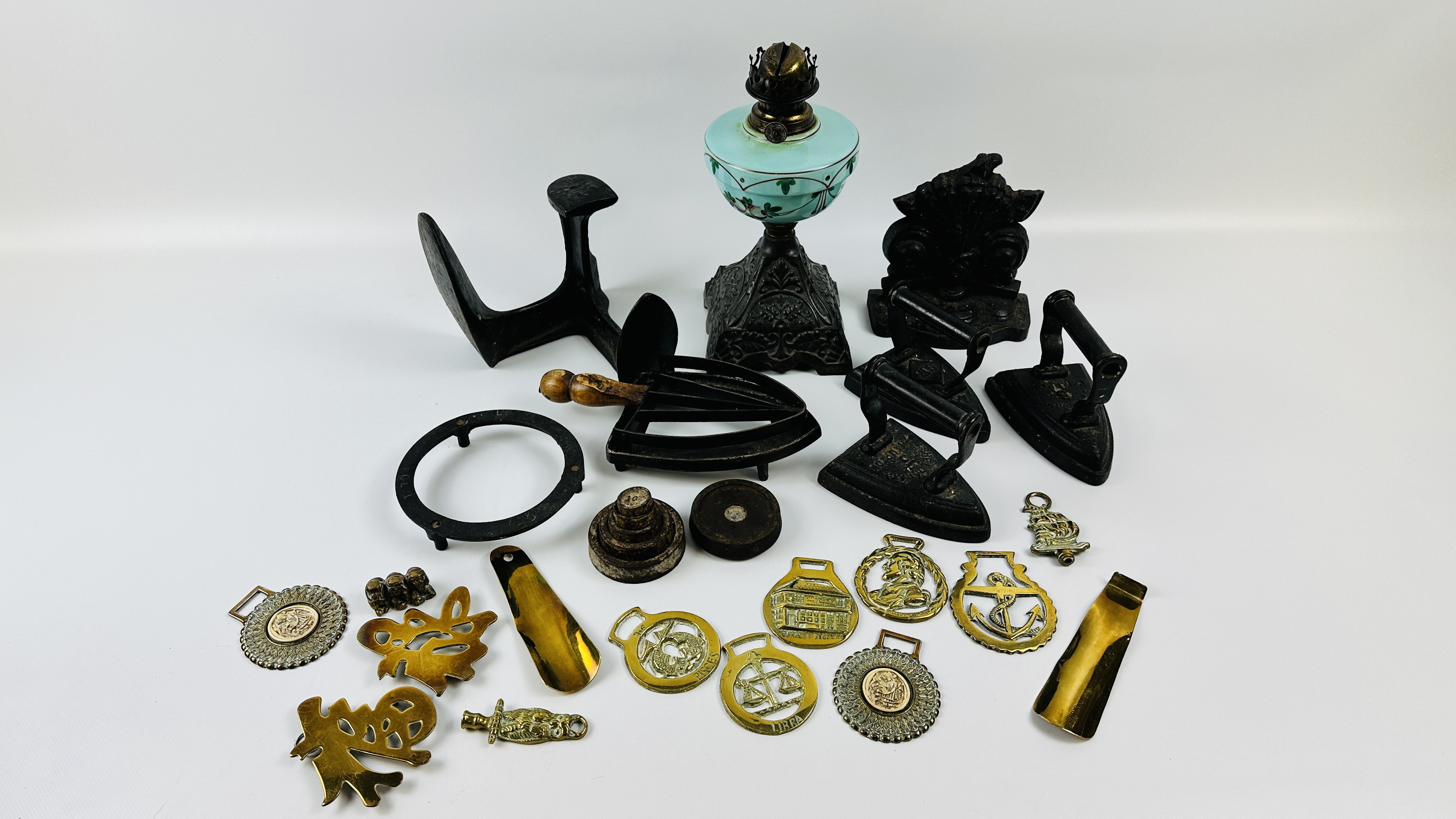 COLLECTION OF VINTAGE METAL WARE ITEMS TO INCLUDE 3 CAST IRONS, WEIGHTS, SHOE LAST, - Image 11 of 11