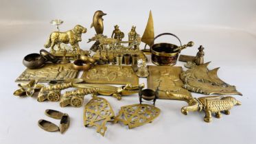 A QUANTITY OF VINTAGE BRASSWARE TO INCLUDE A BEETLE BOOT PULL, FIGURES,