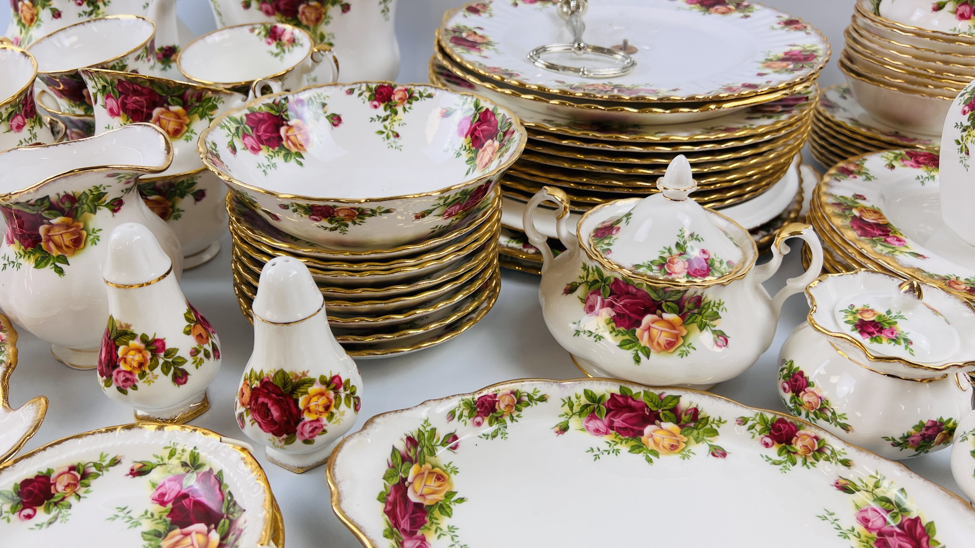 APPROXIMATELY 80 PIECES OF ROYAL ALBERT OLD COUNTRY ROSE TEA AND DINNER WARE AND CABINET ORNAMENTS - Image 9 of 15