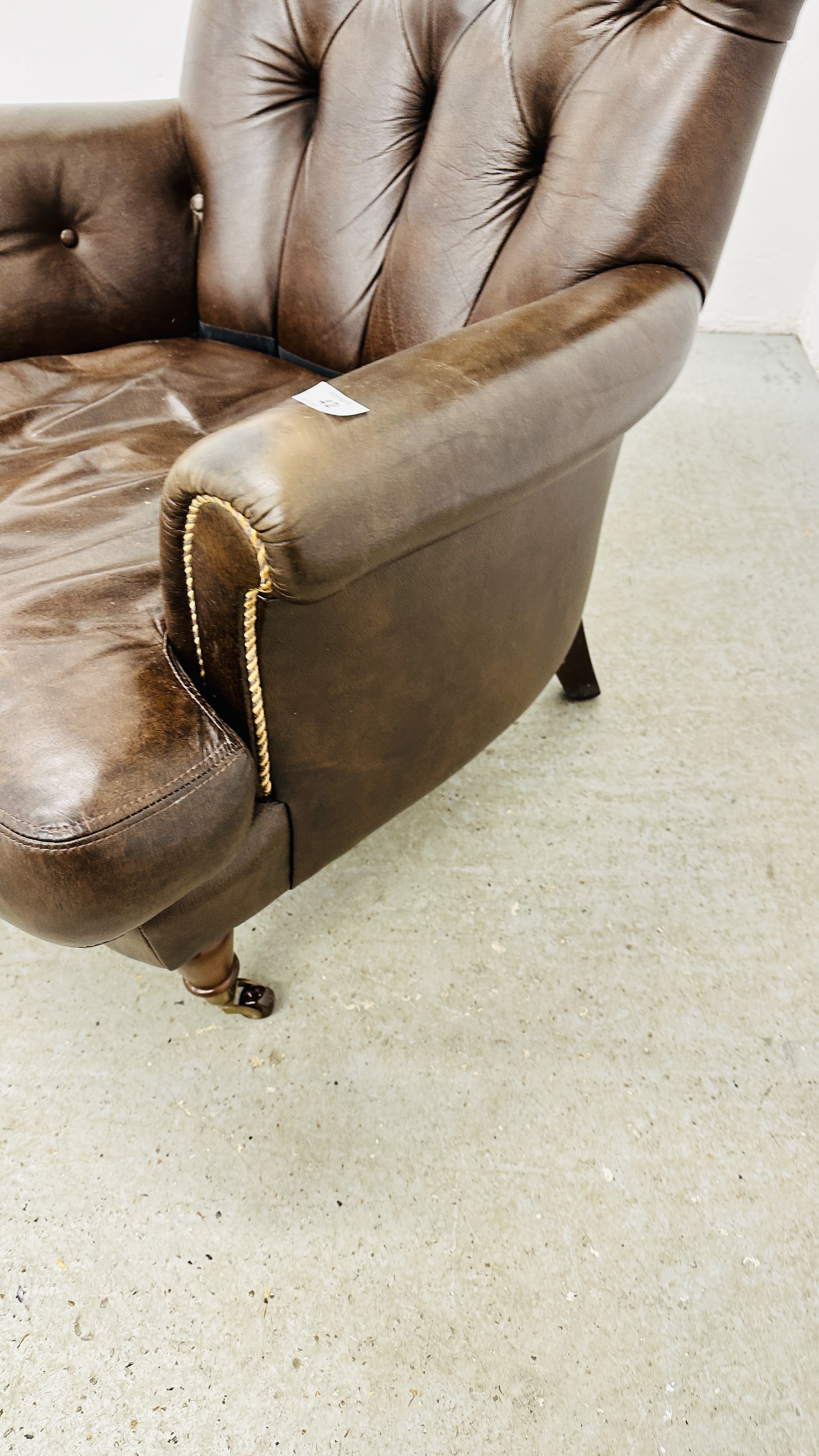 A MODERN TAN LEATHER BUTTON BACK EASY CHAIR. - Image 5 of 10
