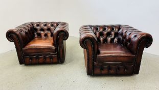 A PAIR OF TAN LEATHER BUTTON BACK CHESTERFIELD STYLE CHAIRS.