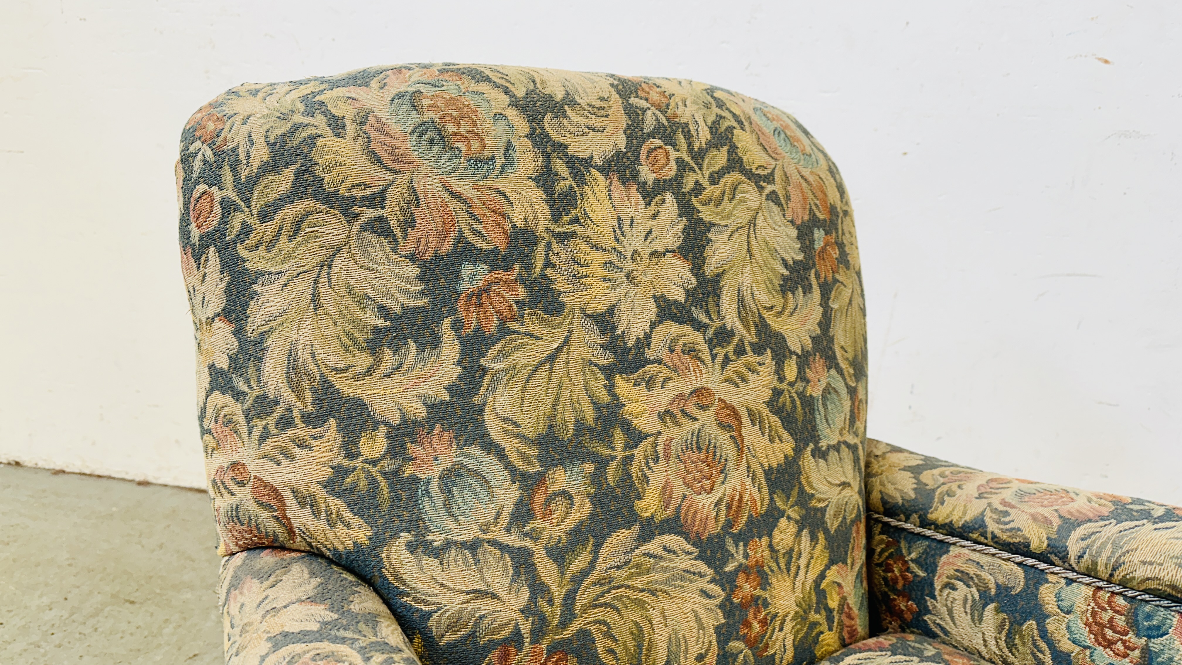 AN ANTIQUE EASY ARMCHAIR ON BUN FEET IN FLORAL UPHOLSTERY. - Image 2 of 6