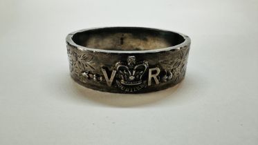 AN ANTIQUE SILVER HINGED BANGLE VR JUBILEE.