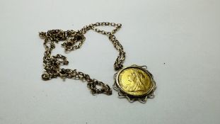 A 1900 FULL SOVEREIGN IN 9CT GOLD MOUNT, SUSPENDED ON A BOX LINK CHAIN MARKED 9K - L 70CM.