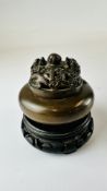 A HEAVY JAPANESE BRONZE INCENSE BURNER WITH LID DEPICTING DRAGONS,