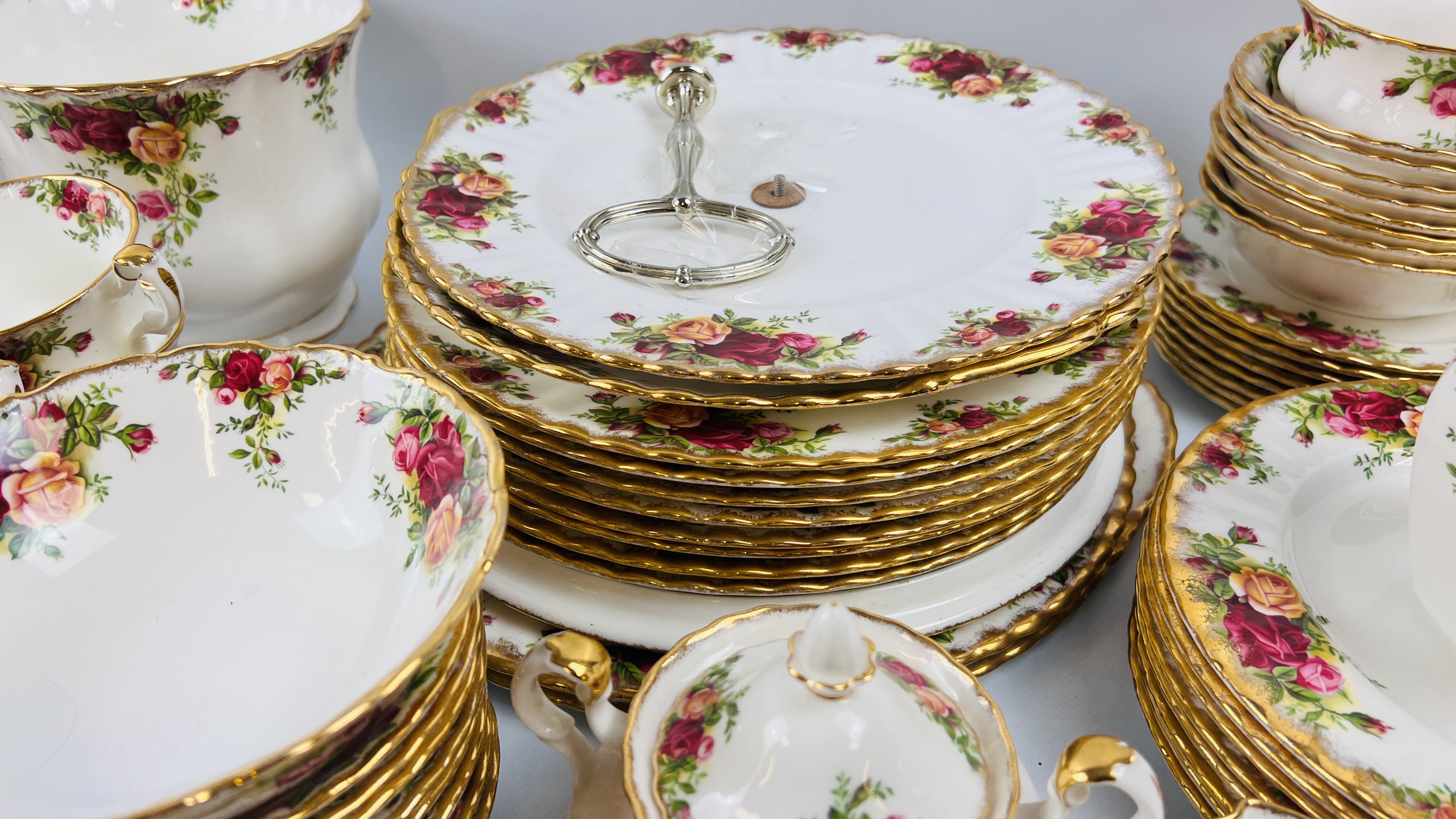 APPROXIMATELY 80 PIECES OF ROYAL ALBERT OLD COUNTRY ROSE TEA AND DINNER WARE AND CABINET ORNAMENTS - Image 8 of 15
