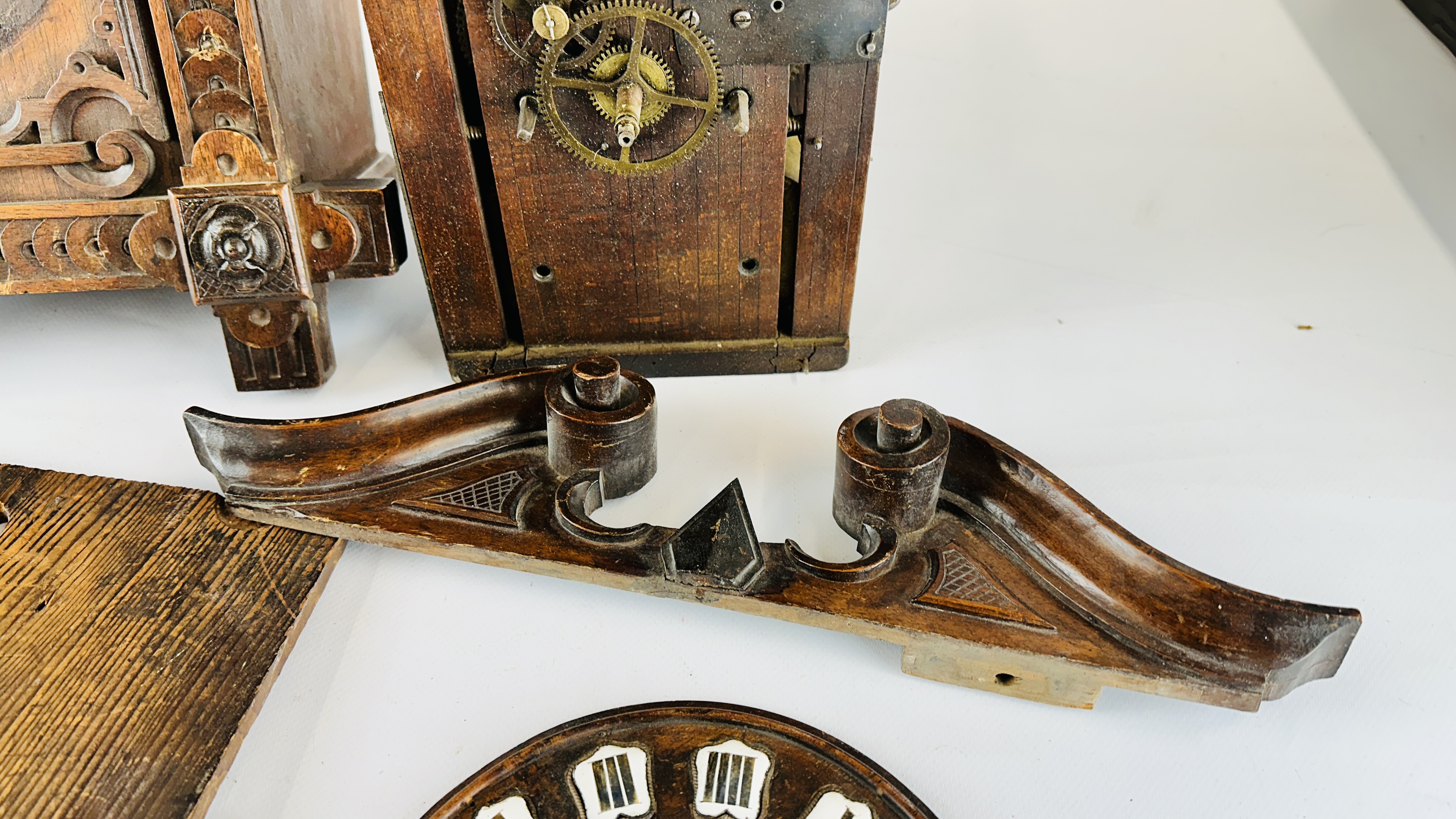 AN ARTS AND CRAFTS MAHOGANY CASED WALL CLOCK BEARING ORIGINAL MAKERS LABEL "MORATH BROS" LIVERPOOL - Image 4 of 10