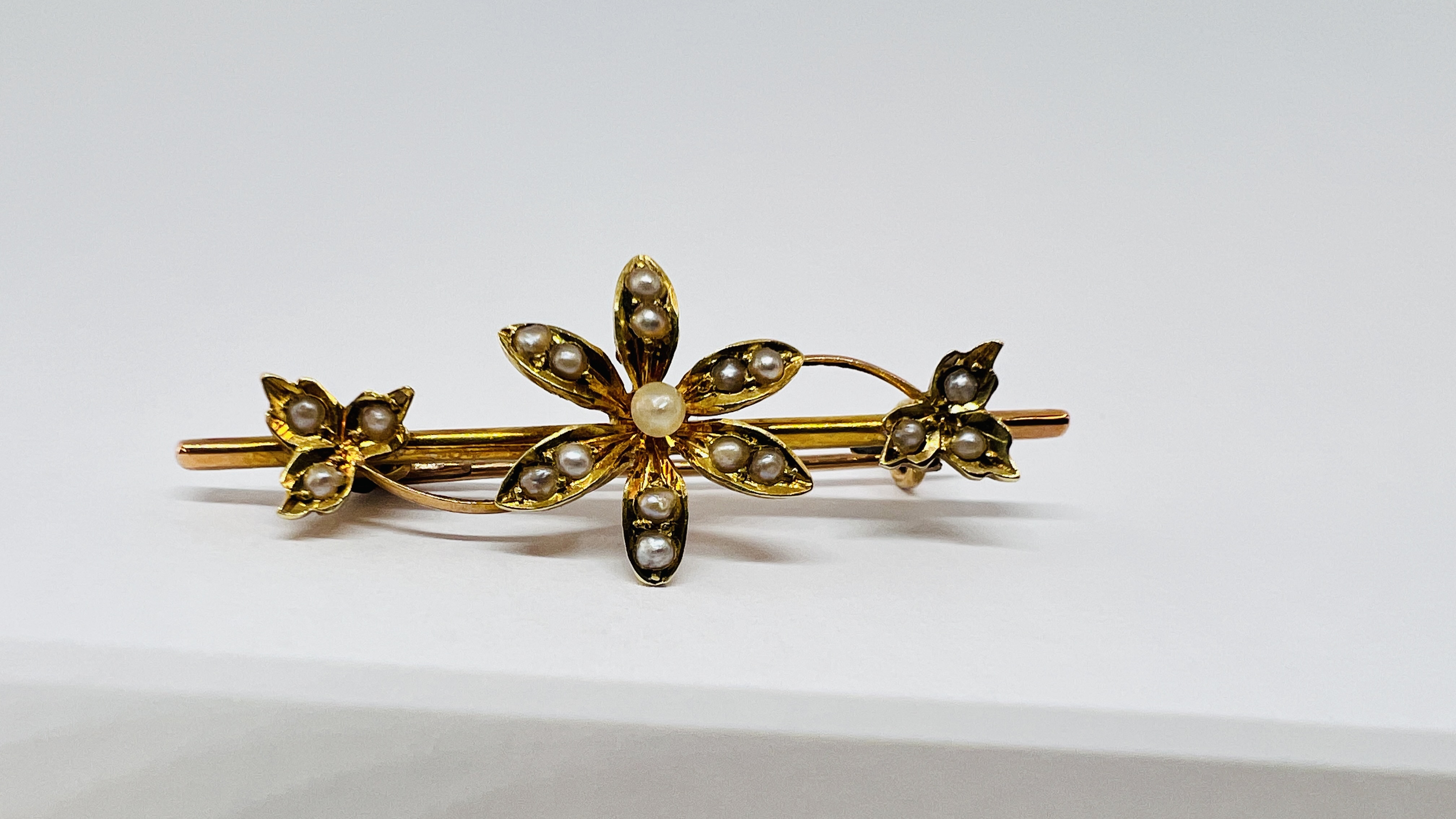 A VINTAGE 15CT GOLD FLOWER BROOCH SET WITH SEED PEARLS. - Image 2 of 6